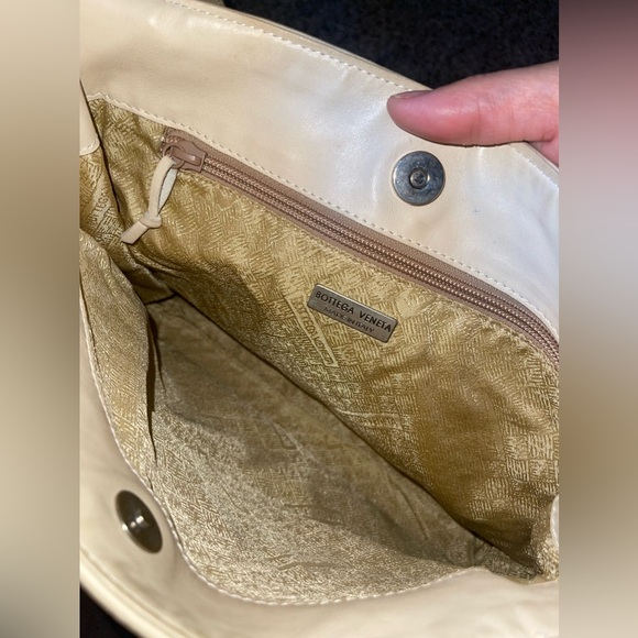 Bottega Veneta Cream Shoulder Bag - Picture 8 of 17